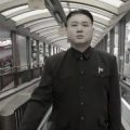 muzičar koji imitira Kim Jong-una