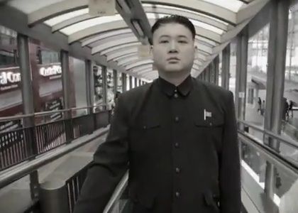 muzičar koji imitira Kim Jong-una