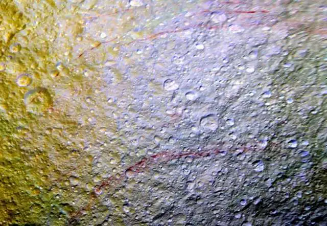 saturnov-mesec-tetija-crveni-tragovi