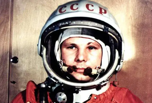 Juri gagarin sa CCCP slovima na astro kacigi