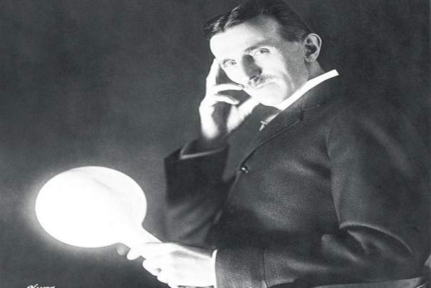 Nikola Tesla sa sijalicom u ruci