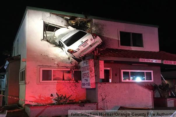 automobil uleteo na drugi sprat kuće SAD