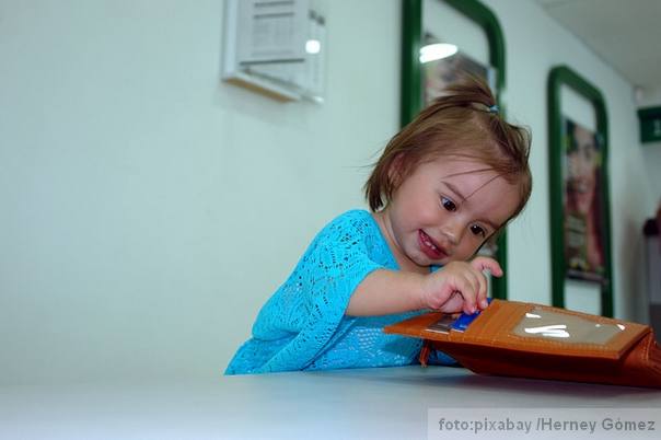 Ilustracija: devojciča i novčanik