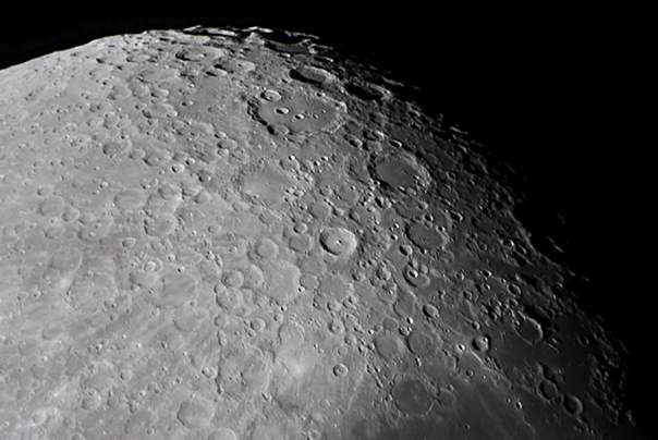 mesec satelit svemir