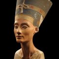 Nefertiti kraljica bista muzejski eksponat