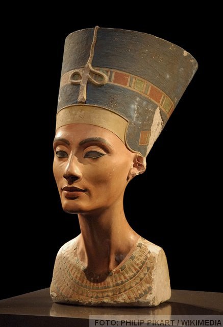 Nefertiti kraljica bista muzejski eksponat