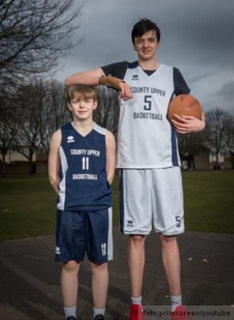 Brendon Marshall  stoji sa svojom rodjakom