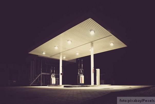 Ilustracija:benzinska stanica