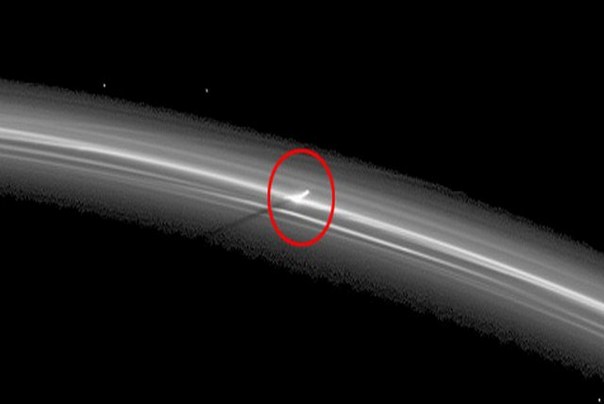 Jedan od snimaka Saturnovih prstenova i navodnog NLO objekta Jedan od snimaka Saturnovih prstenova i navodnog NLO objekta