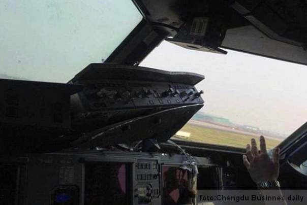 Avionsko napuklo staklu nutrašnjost pilotske kabine Avionsko napuklo staklu nutrašnjost pilotske kabine