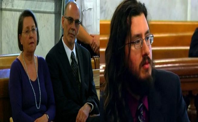 Majklovi roditelji i Majkl (desno) na suđenju