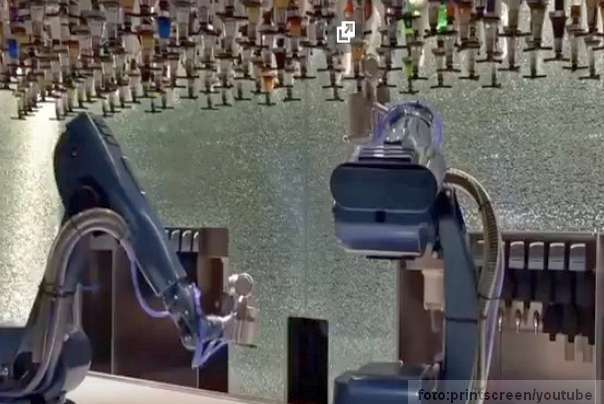 bionic bar robot na kruzeru uslužuje goste