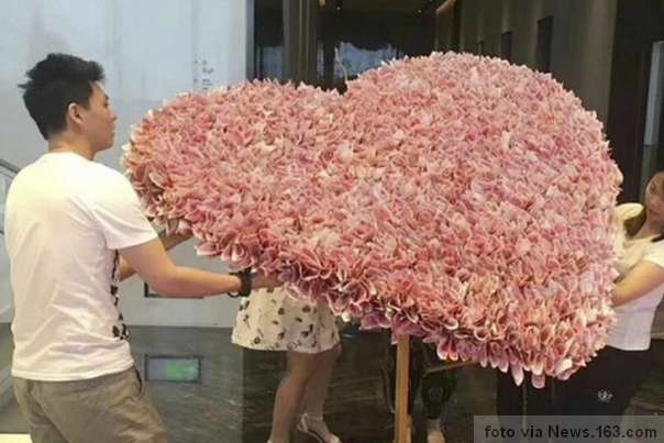 buket novčanica poklonio devojci