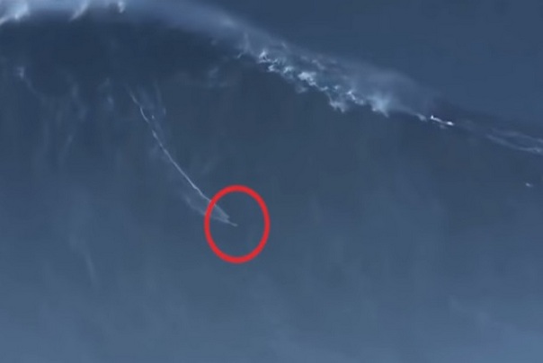 Surfer Rodrigo Koša iz Brazila je 24 metra visok talas