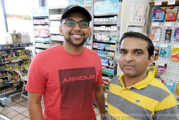 Po&scaron;teni prodavac Pal Katel ( na slici levo)