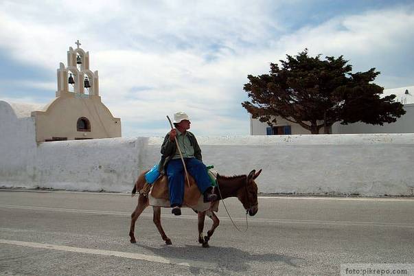 Ilustracija :Magaraci na grčkom ostrvu Santorinija