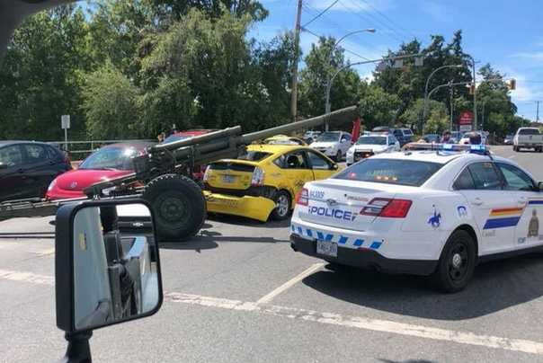 taxi i haubica neobičan sudar taxi i haubica neobičan sudar