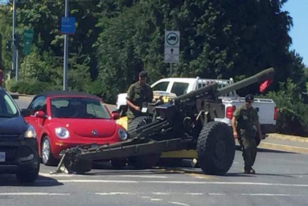 Sudar taksija i vojne haubice