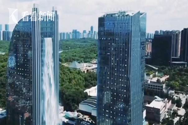 vodopad u sred zgrade