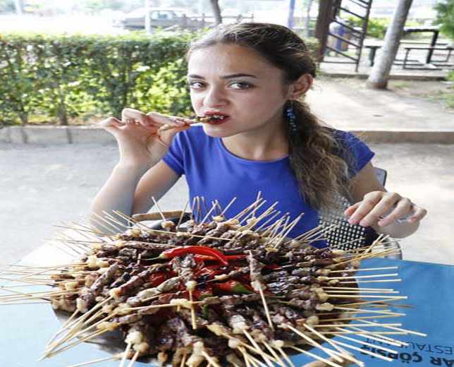Ceren Yılmaz je supela da pojede 225 raznjica