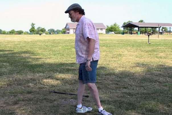 može da okrene stopala za 180 stepeni i da tako hoda