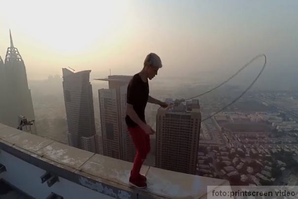 preskakanjee vijače na iviici zgrade Nikita Deft