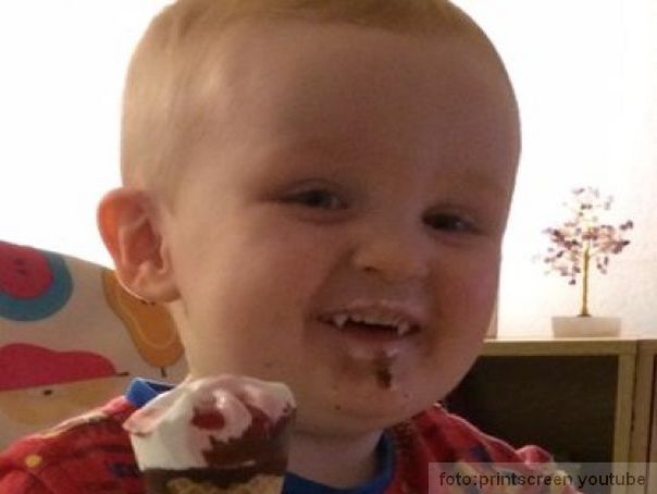 vamirski zubi kod malenog  Oakley-ija