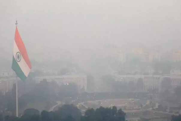 Nju Delhi opasan smog i dim od petardi