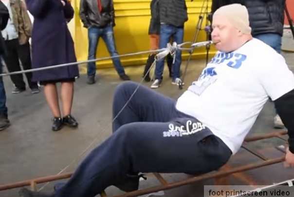 Oleg je zubima povuka teretni brod