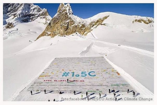 ogromna razglednica dece s porukom o očuvanju klime ogromna razglednica dece s porukom o očuvanju klime