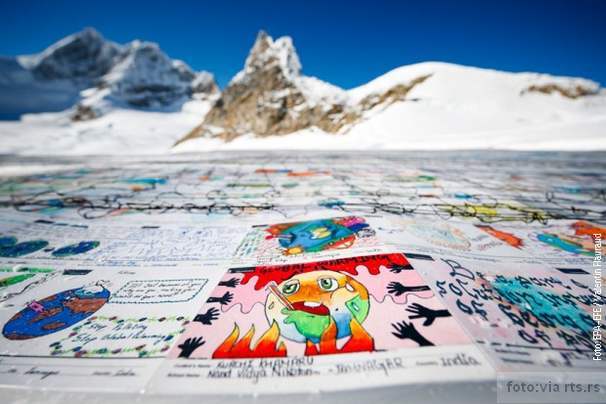 ogromna razglednica s porukom dece da se klima sačuva