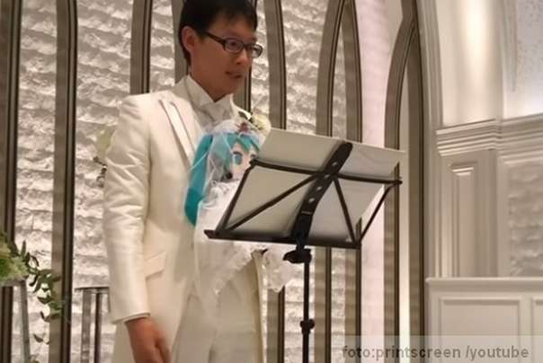 Akihiko Kondo oženio se hologramskom pevačicom