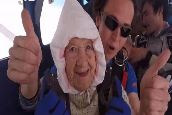 baka Ajrin O'Šej sa 102 godine iskočila iz aviona