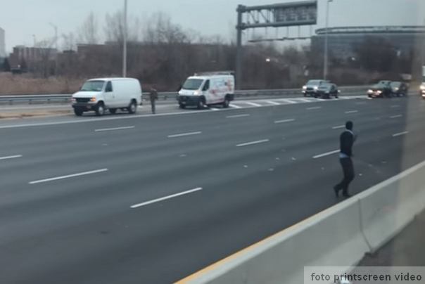 novac na putu kod mesta Ist Raderford SAD