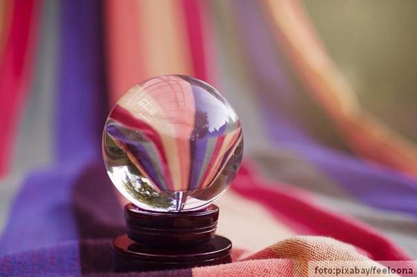 Ilustracija: budućnost kristalna kugla