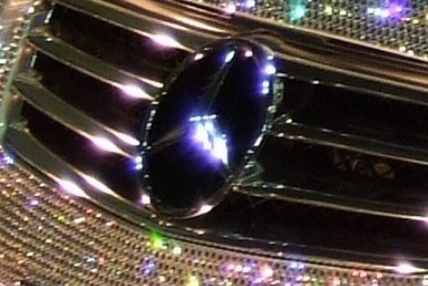 mercedes od zlata i swarowski kristala