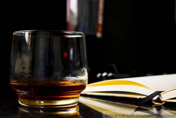 Ilustrracija: whisky i sveštenik