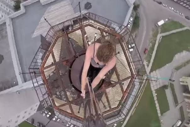 ples oko šipke na vrhu