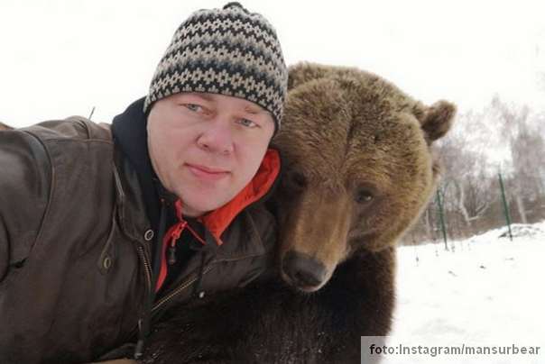 mansur meda i pilot  Andrej Petrov.