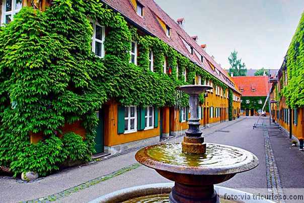 Fuggerei naselje u gradu Augsburgu Nemačka