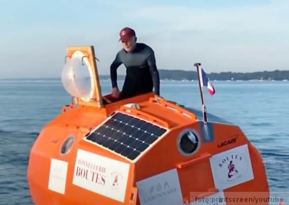 Žan Žak Savin na svom buretu bordu