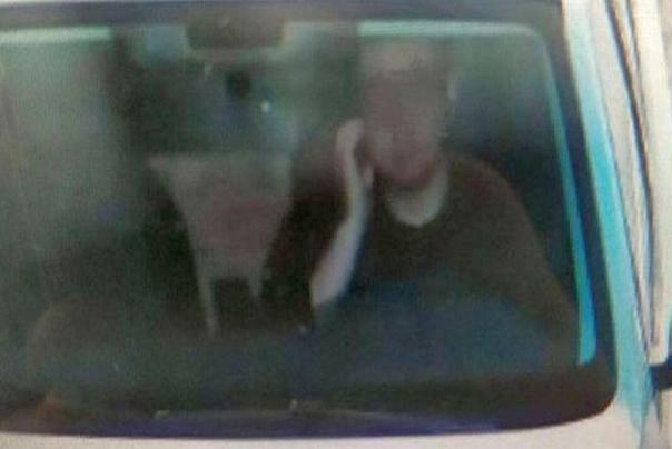 češanje lica Lija dok se vozio