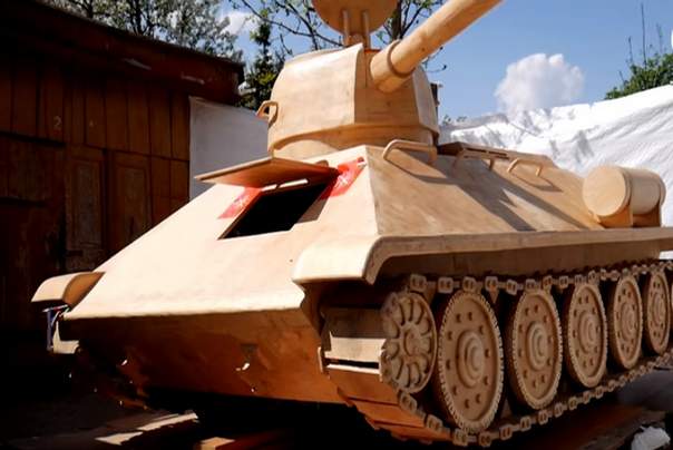 drveni tenk T-34 u prirodnoj veličini