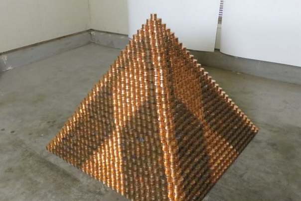 najveća piramida od novćića Corey Nielsen