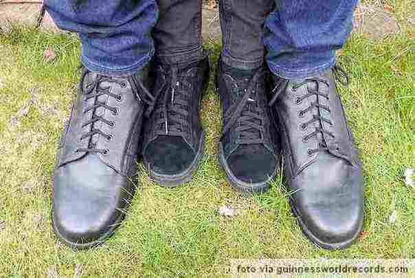 Cipele tinejdžera Larsa naspram cipela broj 42