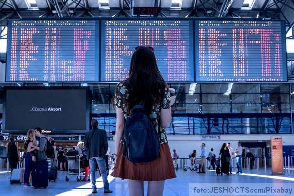 tinejdžerka na aerodromu