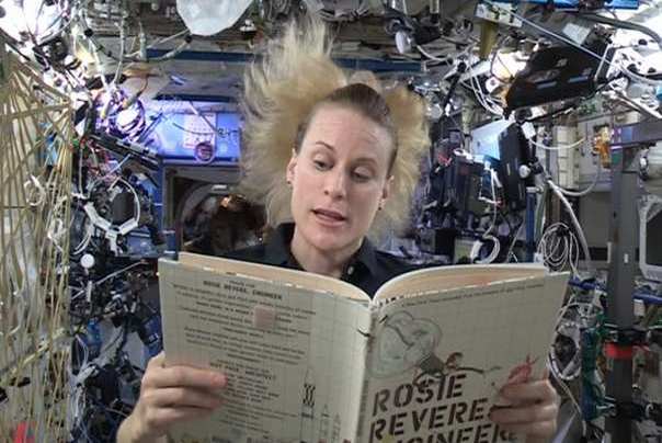 astronauti čitaju priče