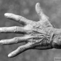 ruka stariji ljudi