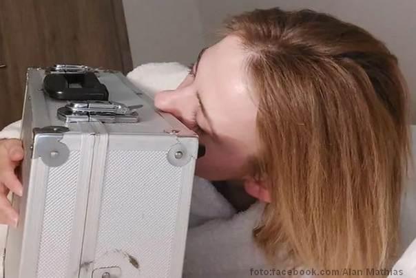 devojka sa svojim "suprugom" akt tašnom