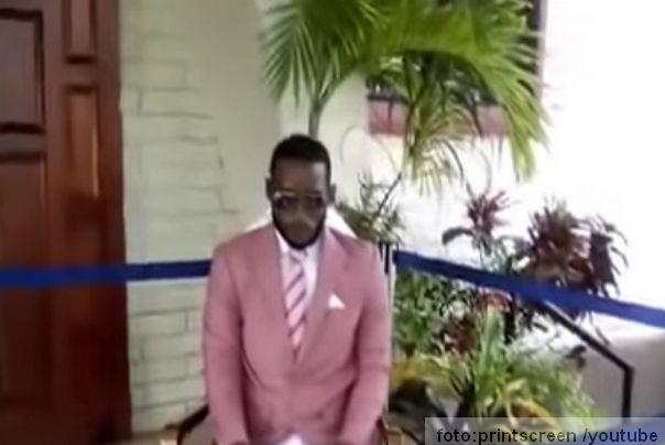 na sahranu uneli ga na stolici